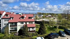 A residential area with multi-story buildings, a parking lot, and a clear sky. - Apartament Suzanne by Q4Apartments  (Wladyslawowo)