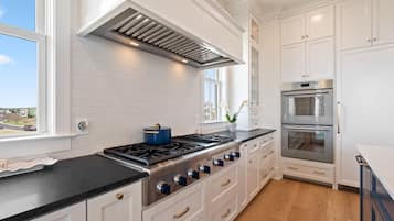 Een koelkast, een magnetron, een oven, een kookplaat