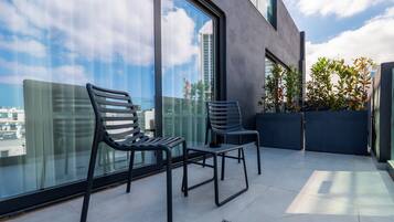 Penthouse, vue jardin | Minibar, coffres-forts dans les chambres, bureau