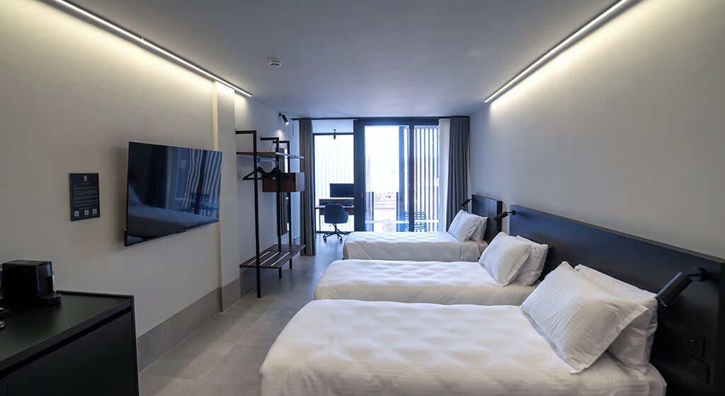 标准房 (Digital Nomad) | 迷你吧、客房内保险箱、办公桌、笔记本电脑工作区