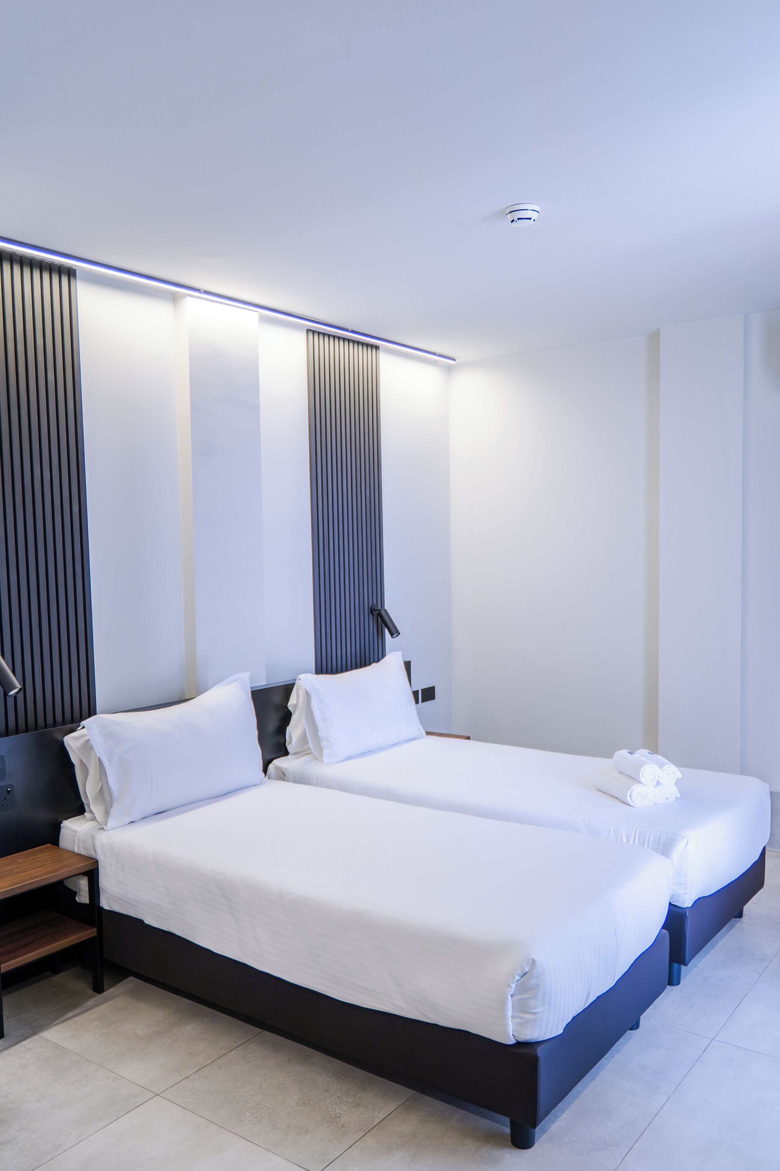 Familien-Dreibettzimmer | Minibar, Zimmersafe, Schreibtisch, laptopgeeigneter Arbeitsplatz