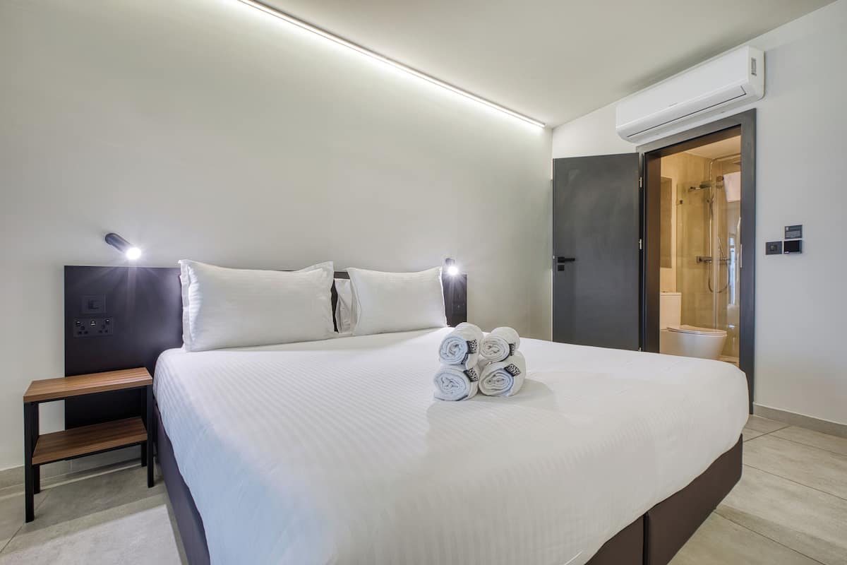 Habitación superior con 1 cama matrimonial o 2 individuales | Minibar, caja de seguridad en la habitación y escritorio