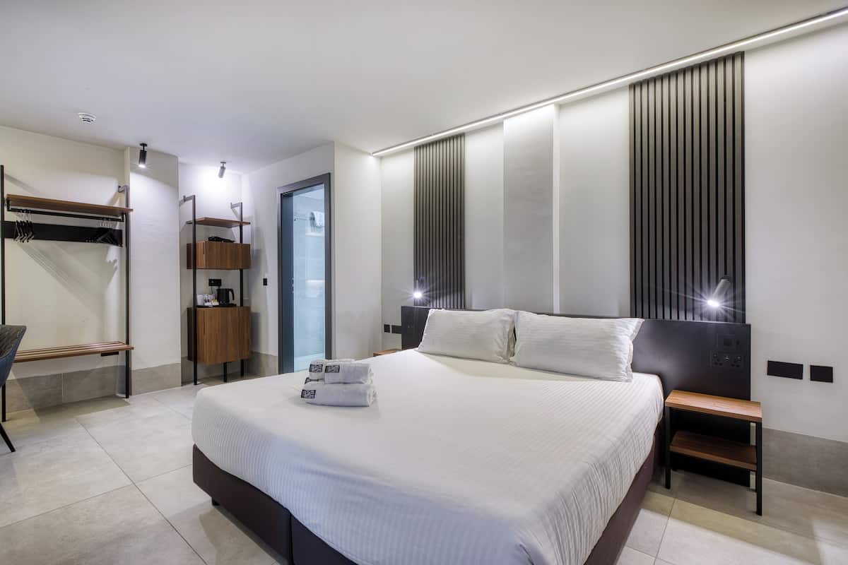 Frigobar, cofres nos quartos, escrivaninha