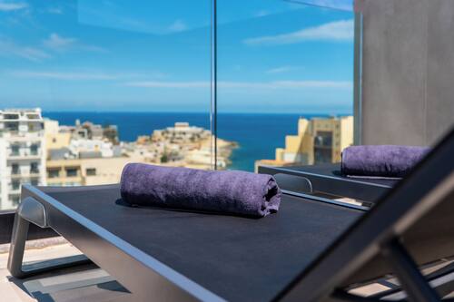 Outdoor pool, open 8:00 AM to 6:00 PM, sun loungers