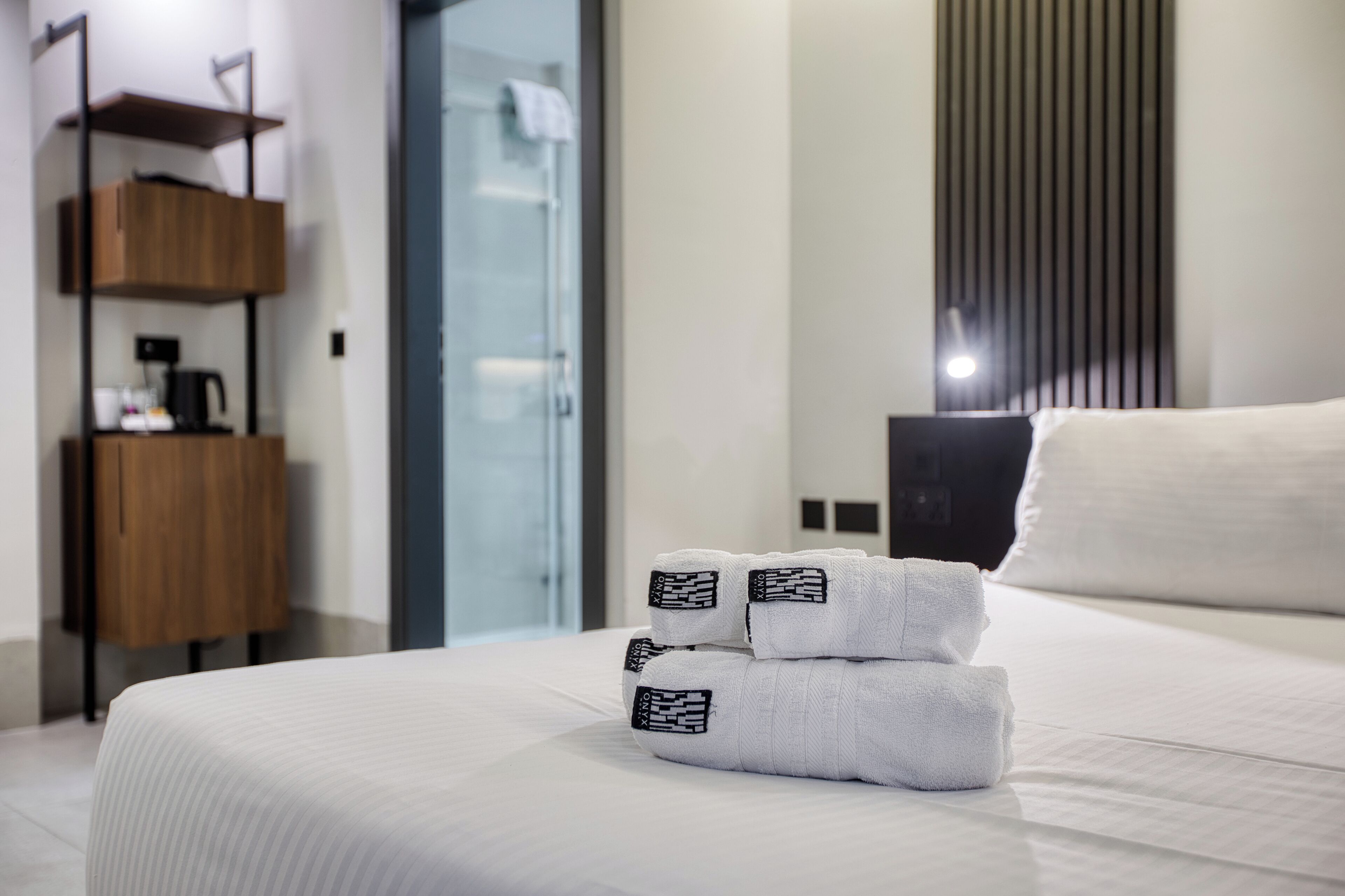 Quarto casal econômico | Frigobar, cofres nos quartos, escrivaninha
