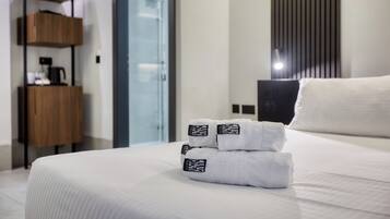 Quarto casal econômico | Frigobar, cofres nos quartos, escrivaninha