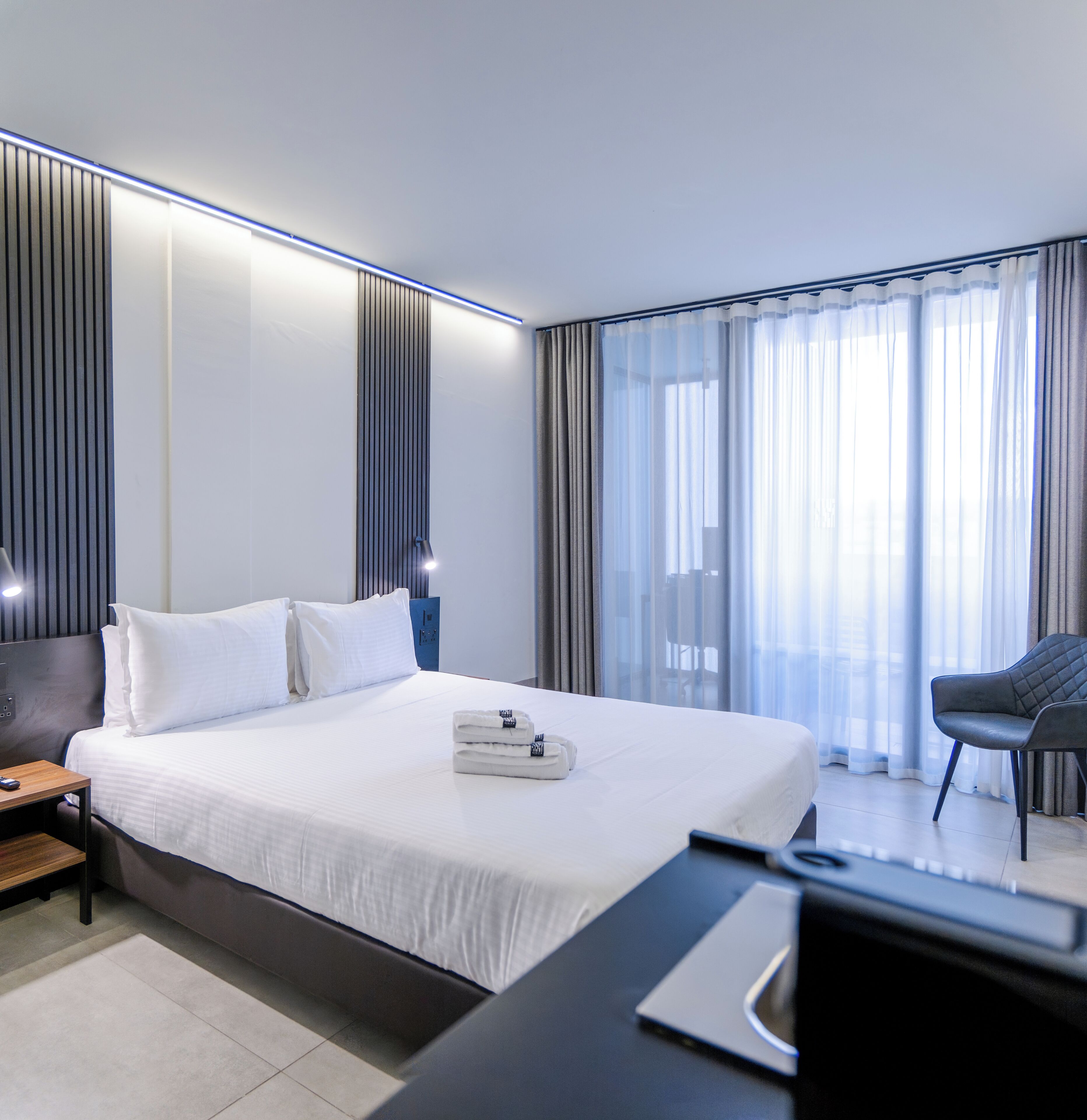 标准房 (Digital Nomad) | 迷你吧、客房内保险箱、办公桌、笔记本电脑工作区