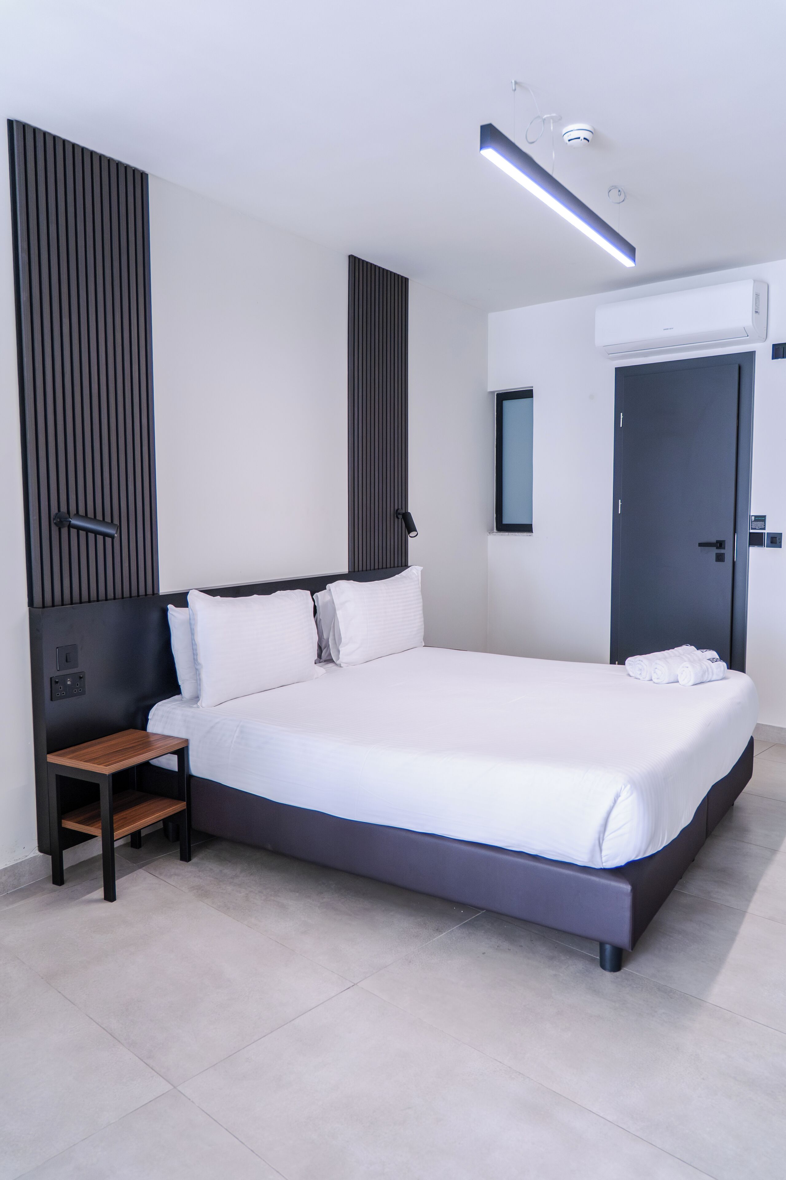 Minibar, caja de seguridad en la habitación y escritorio 