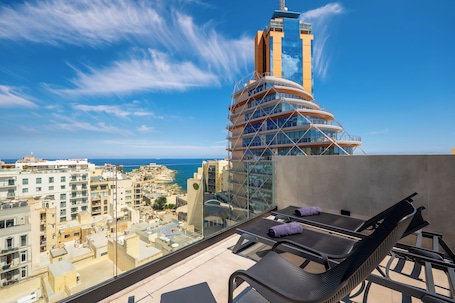 Outdoor pool, open 8:00 AM to 6:00 PM, sun loungers