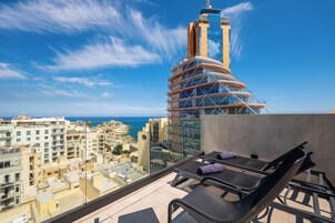 Hồ bơi ngoài trời, mở cửa từ 8:00 đến 18:00, ghế dài tắm nắng 