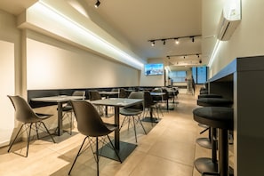 每日供應自助早餐 (費用另計)