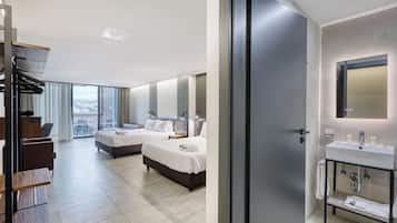 Suite – junior, hageutsikt | Minibar, safe på rommet, skrivebord og skrivebord for bærbar PC