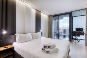 Minibar, caja de seguridad en la habitación y escritorio 