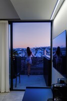 Penthouse, quang cảnh vườn | Minibar, két bảo mật tại phòng, bàn 