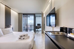 Minibar, caja de seguridad en la habitación y escritorio 