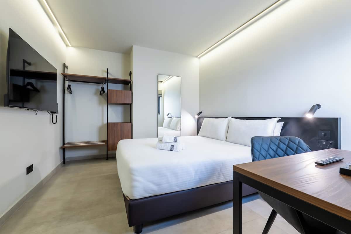 Economy Double Room | 1 bedroom, minibar, in-room safe, desk