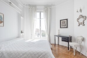 3 habitaciones, tabla de planchar con plancha, wifi y ropa de cama 