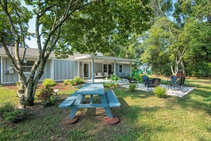 Outdoor dining - A Quiet 4 Bedroom Fairhope Home, 1 Acre,  Family Friendly & Downtown in Minutes  (Fairhope)