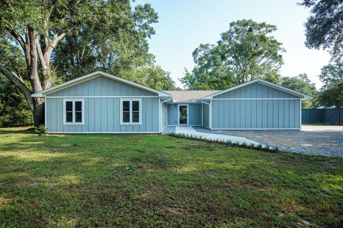 A Quiet 4 Bedroom Fairhope Home, 1 Acre,  Family Friendly & Downtown in Minutes 