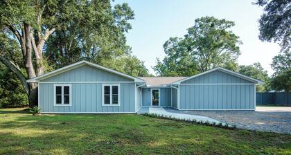 A Quiet 4 Bedroom Fairhope Home, 1 Acre, Family Friendly & Downtown in Minutes