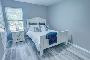 4 bedrooms, desk, iron/ironing board, free WiFi - A Quiet 4 Bedroom Fairhope Home, 1 Acre,  Family Friendly & Downtown in Minutes  (Fairhope)