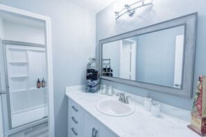 Shower, hair dryer, towels, soap - A Quiet 4 Bedroom Fairhope Home, 1 Acre,  Family Friendly & Downtown in Minutes  (Fairhope)