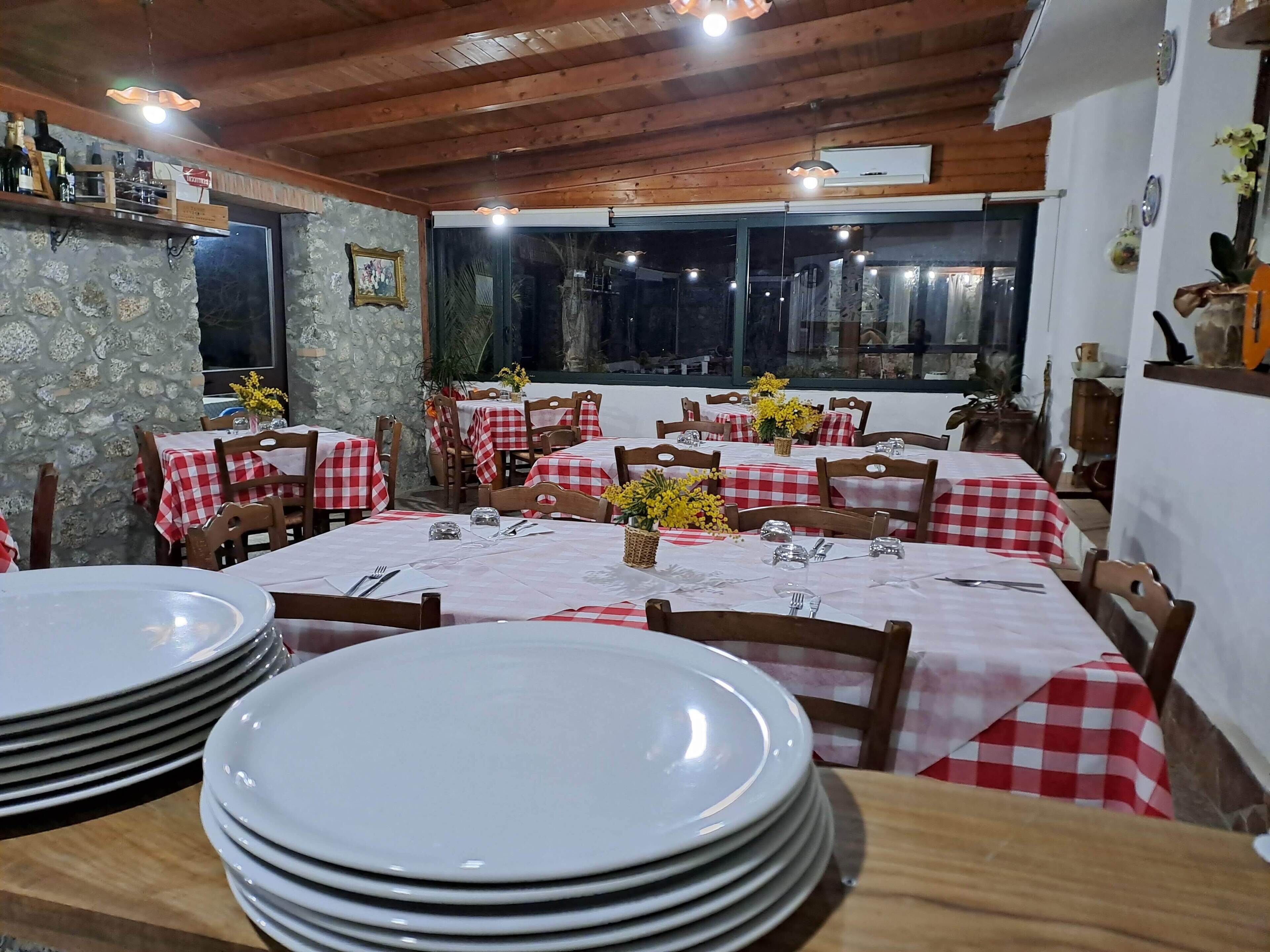 供應晚餐，義大利料理，游泳池景觀