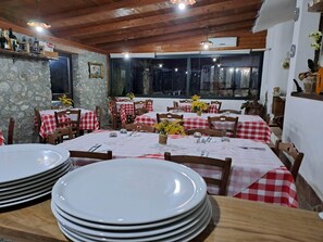 Illallinen, italialainen keittiö, näkymät uima-altaalle