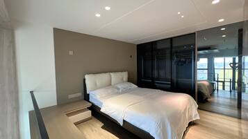 Business Loft | Desk, laptop workspace, free WiFi, individually decorated