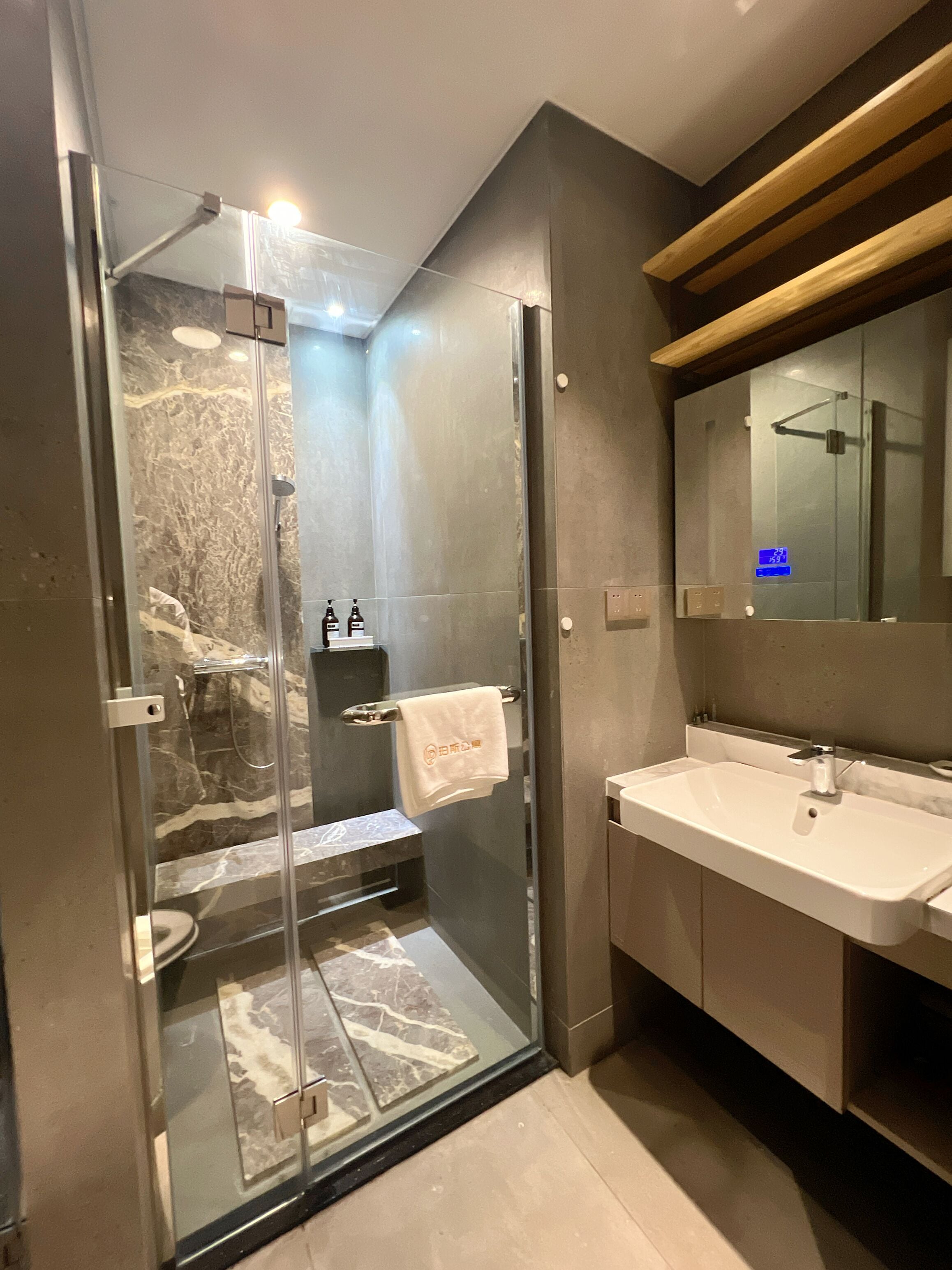 Shower, pancuran hujan, perlengkapan mandi gratis, dan pengering rambut