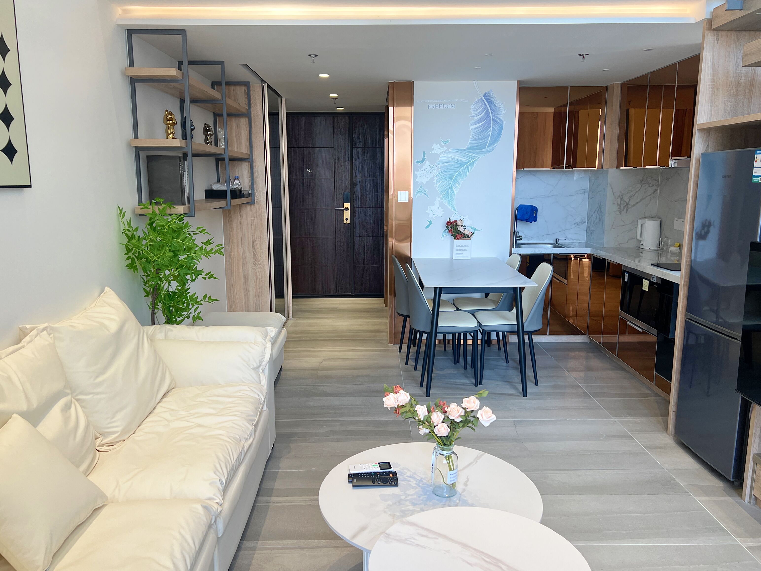 บิสซิเนสลอฟท์ | ห้องพักตกแต่งอย่างมีเอกลักษณ์, โต๊ะทำงาน, พื้นที่ทำงานแบบใช้แล็ปท็อป