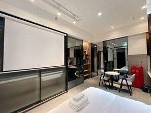 1 habitación, decoración personalizada y escritorio