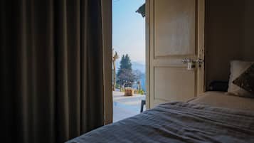 5 bedrooms, iron/ironing board, WiFi, bed sheets