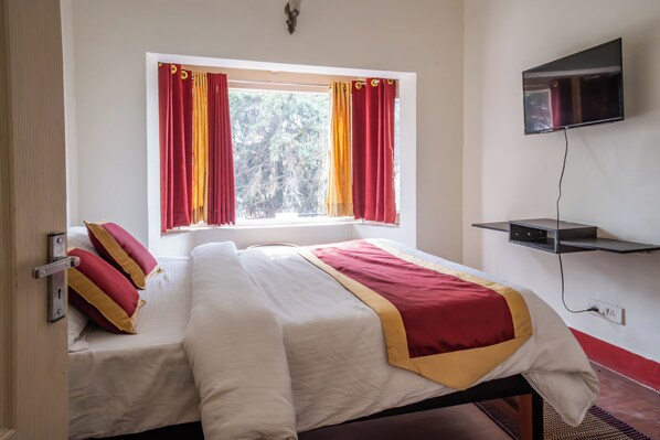 5 bedrooms, iron/ironing board, WiFi, bed sheets - Budget friendly, enchanting bed & breakfast with WiFi in Bhimtal, Nainital (Bhimtal)