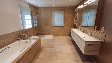 Deluxe Suite | Bathroom | Free toiletries, hair dryer