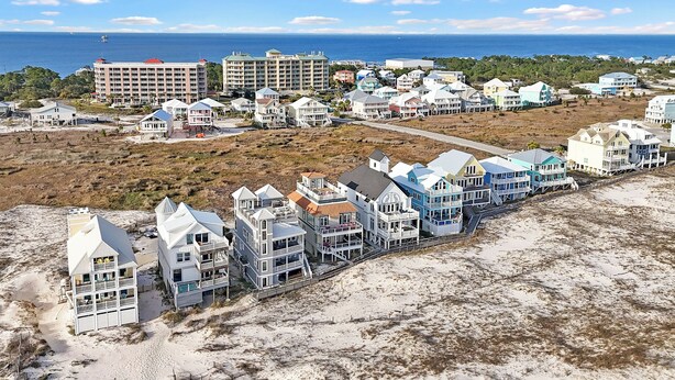 Ein Küstenhotelgebiet mit Strandhäusern, einem Strand und Blick auf den Ozean.