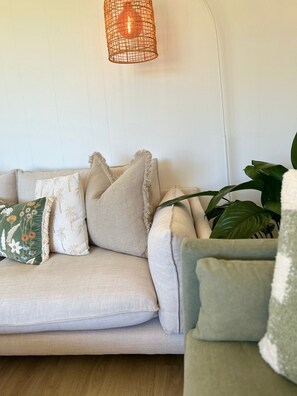 Interior - Sunflower Cottage - Stunning Lake Views!  Bottle of wine included (Milang)
