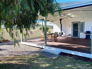 Outdoor dining - Sunflower Cottage - Stunning Lake Views!  Bottle of wine included (Milang)