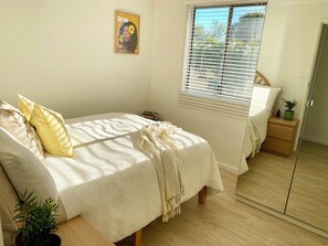 2 bedrooms, iron/ironing board, travel cot, free WiFi - Sunflower Cottage - Stunning Lake Views!  Bottle of wine included (Milang)