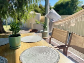 Outdoor dining - Sunflower Cottage - Stunning Lake Views!  Bottle of wine included (Milang)