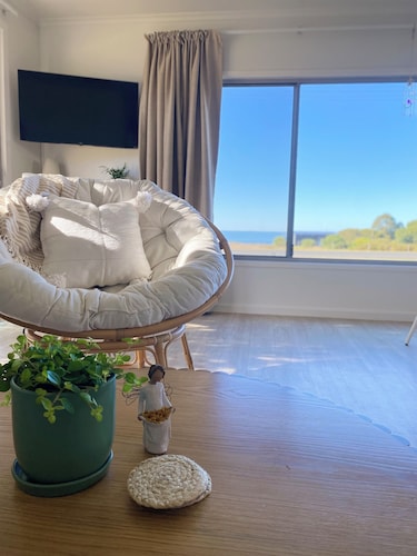 Sunflower Cottage - Stunning Lake Views!  Bottle of wine included