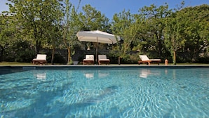 A clear swimming pool with lounge chairs and an umbrella. - Casa Bianca in Massa Lubrense (Massa Lubrense)