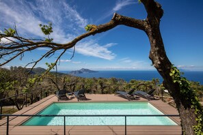 A rectangular pool with a clear blue sky and distant land in the background. - Villa Aprea in Massa Lubrense (Massa Lubrense)