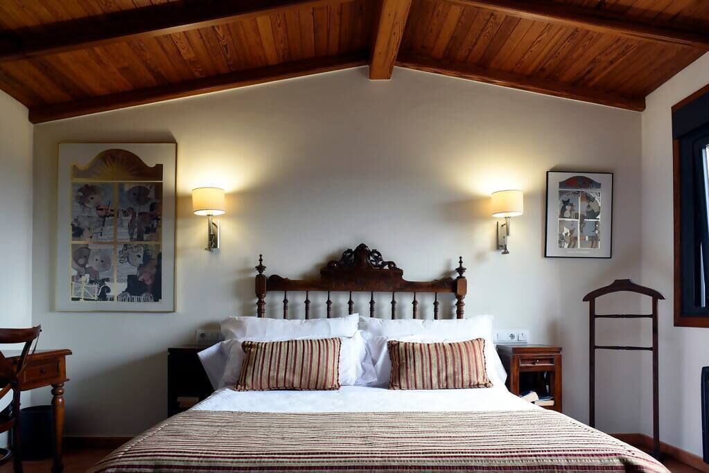 1 habitación, escritorio, tabla de planchar con plancha y cuna de viaje 