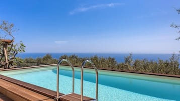 4 habitaciones, tabla de planchar con plancha y acceso a internet