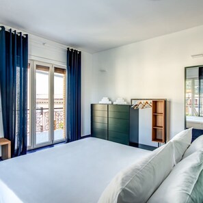 A bedroom with a bed, a wardrobe, and a mirror. - Casa Crawford in Sant Agnello (Sant'Agnello)