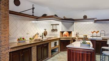 Villa | 4 bedrooms, iron/ironing board, Internet