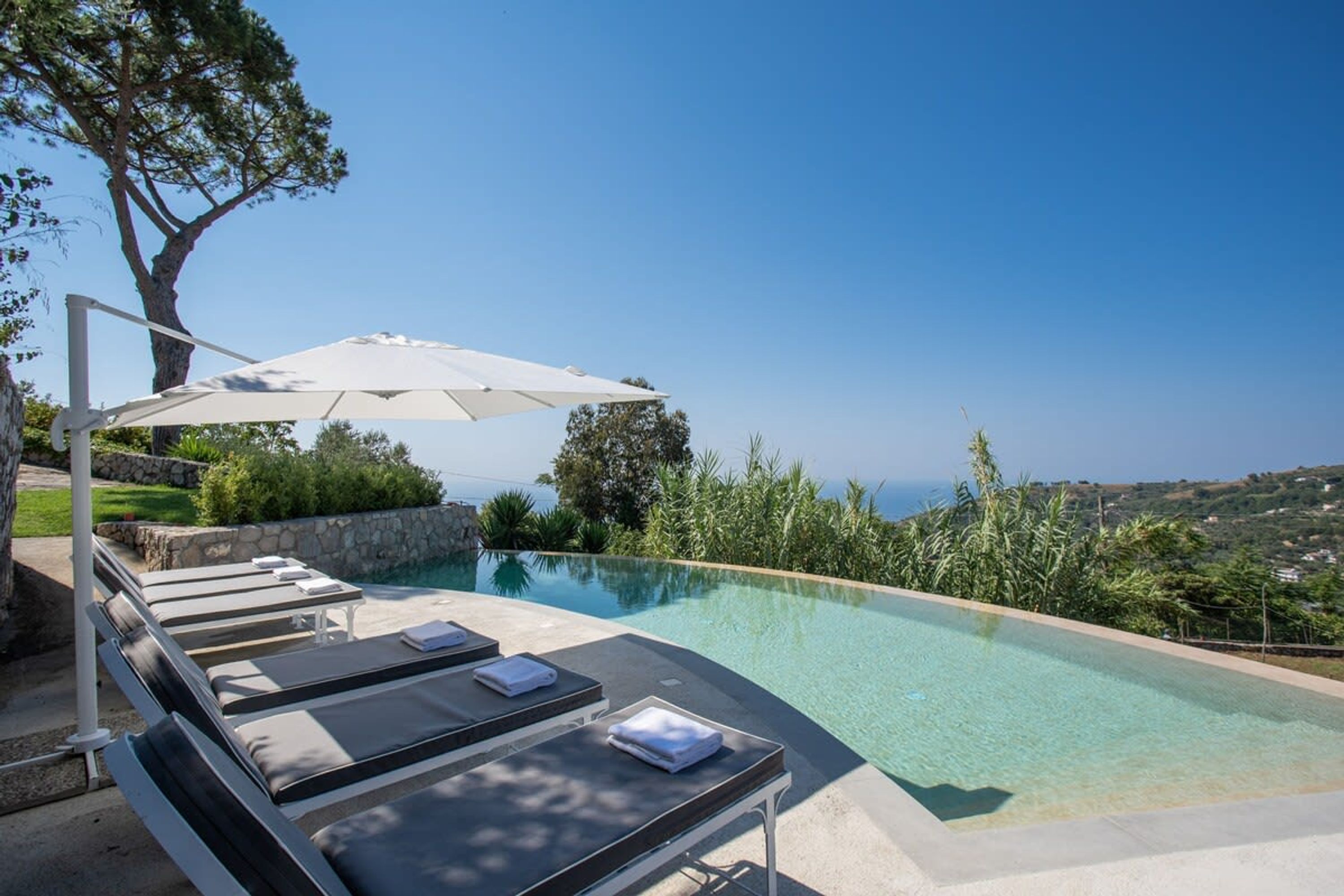 4 habitaciones, tabla de planchar con plancha y acceso a internet 