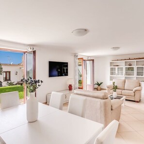 Villa | 5 bedrooms, Internet