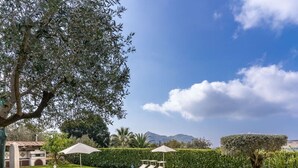 A well-maintained garden with a swimming pool, lounge chairs, and a stone pathway. - Villa Mimosa in Massa Lubrense (Massa Lubrense)